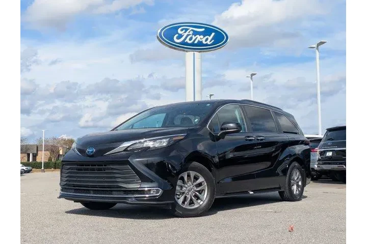 $39995 : Toyota Sienna 2024 XLE 8-Pas image 1
