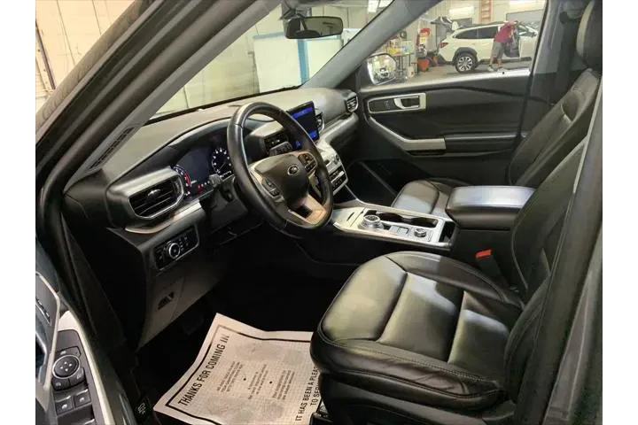 $32950 : Ford Explorer 2023 AWD XLT 4 image 8
