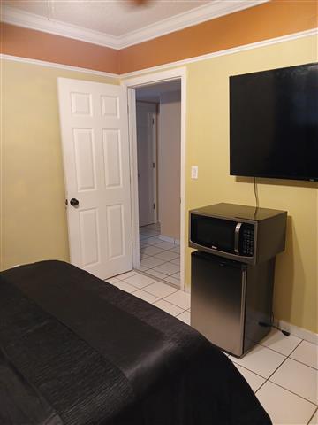 $750 : Se renta cuarto 2255SW 128AVE image 1