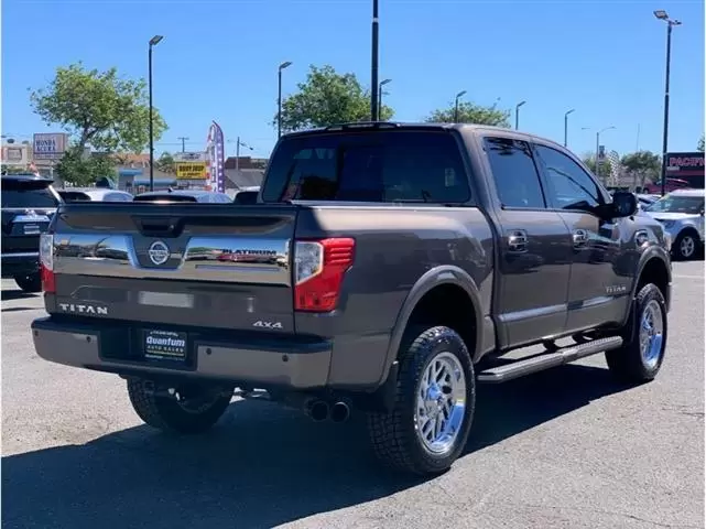 2017 Nissan Titan Crew Cab image 3