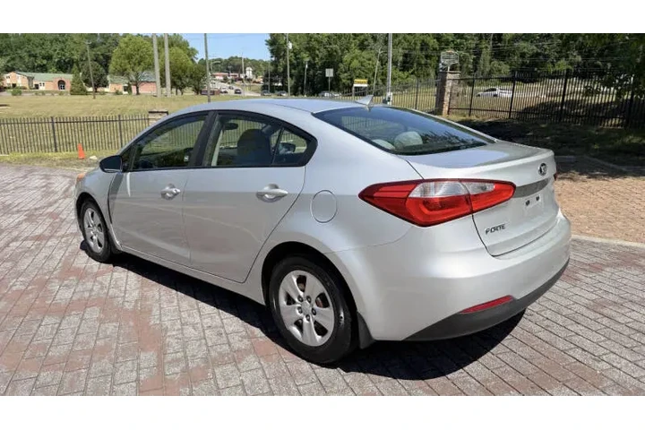 $4500 : 2016 Forte LX image 5