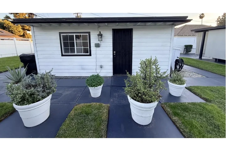 $1200 : Estudio de Renta una persona image 2