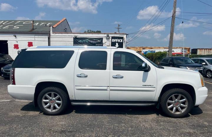 $7999 : 2007 GMC Yukon XL Denali image 5