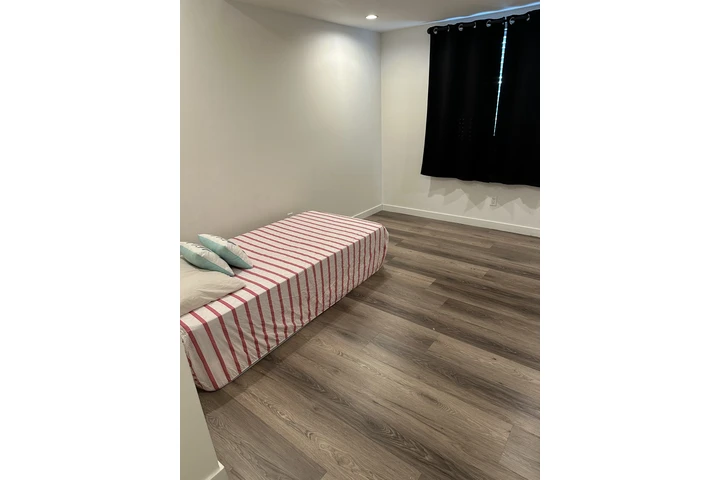 $1300 : Rento cuarto image 2