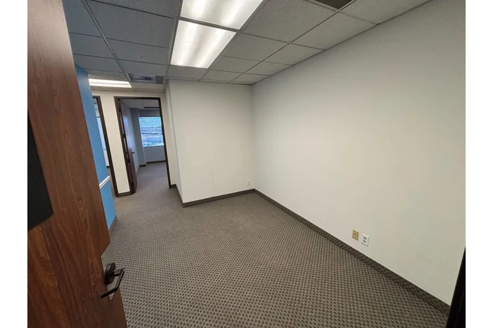 $1800 : EXCELENTE OFFICINA image 4
