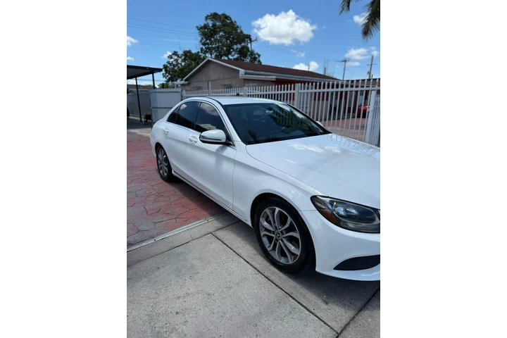 $1500 : Mercedes Benz c300 image 2