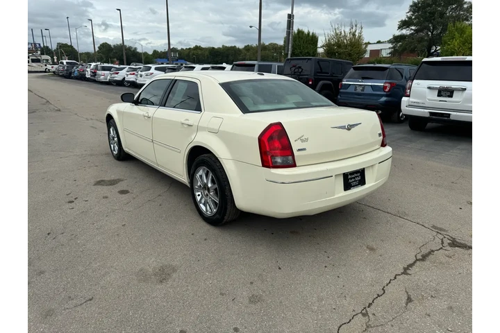$2980 : 2007 300 4dr Sdn 300 Limited image 4