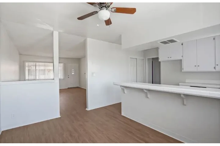 $1450 : Available 1Bedroom Apt  in LA image 2