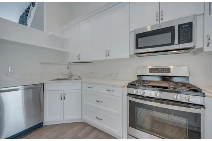 $4950 : 2611 Hyperion Ave, Los Angeles image 1