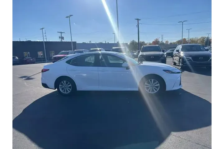 $25980 : Toyota Camry 2025 LE 4dr Sed image 4