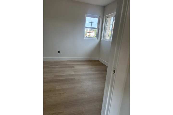 $800 : Se renta recámara en corona image 2