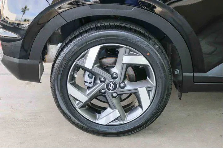 $21027 : Hyundai VENUE 2025 SEL 4dr C image 10