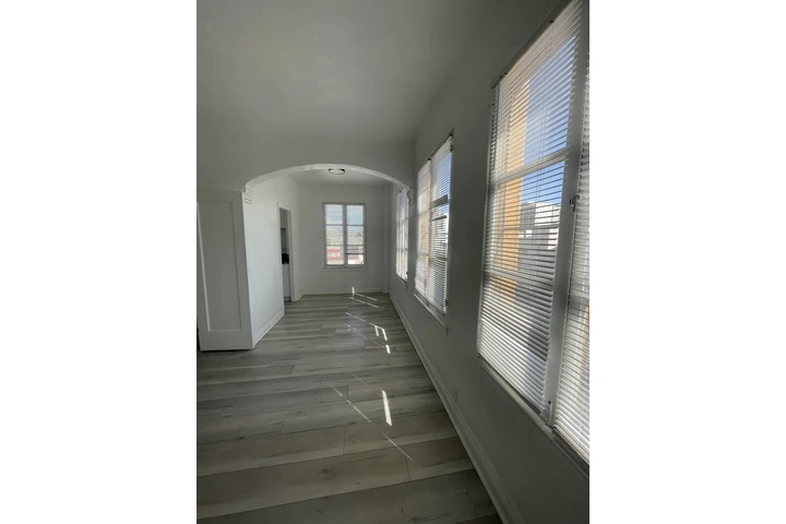 $1695 : 3471 W 5th St image 3