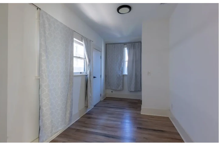 $2400 : modern amenities image 4