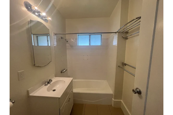 $950 : Rent 1bd 1ba 800sqft Glendale image 2