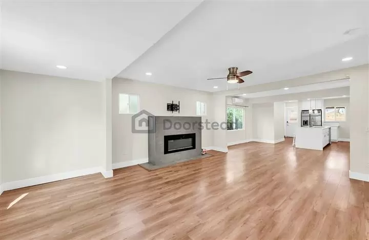 $2300 : 3bed 2bath beautiful home image 5