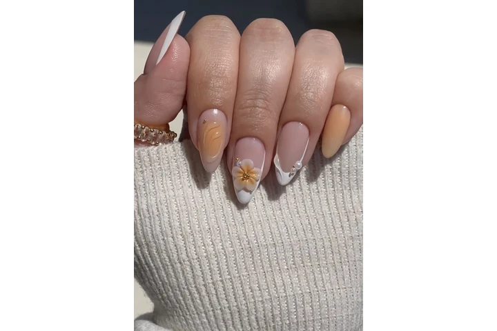professional manicurist image 1