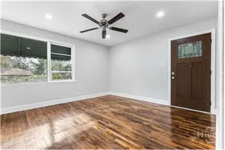 $2000 : Rental property with 3 bedro image 4