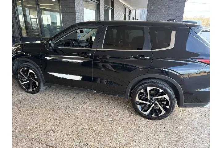 $21427 : Mitsubishi Outlander 2023 SE image 1