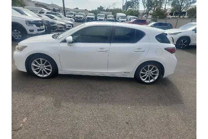 $9991 : Lexus CT 200h 2013 4dr Hatch image 9