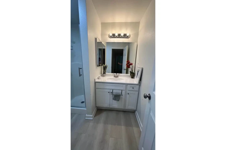 $1200 : Private room for rent/Cuarto image 5