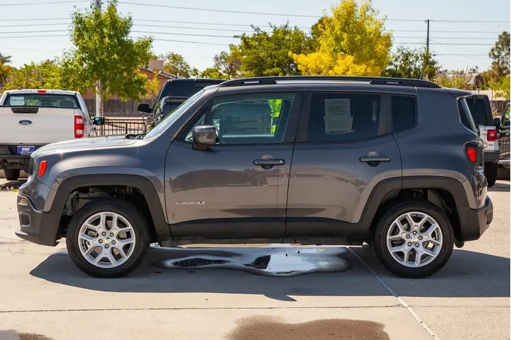 2018 Renegade Latitude image 8