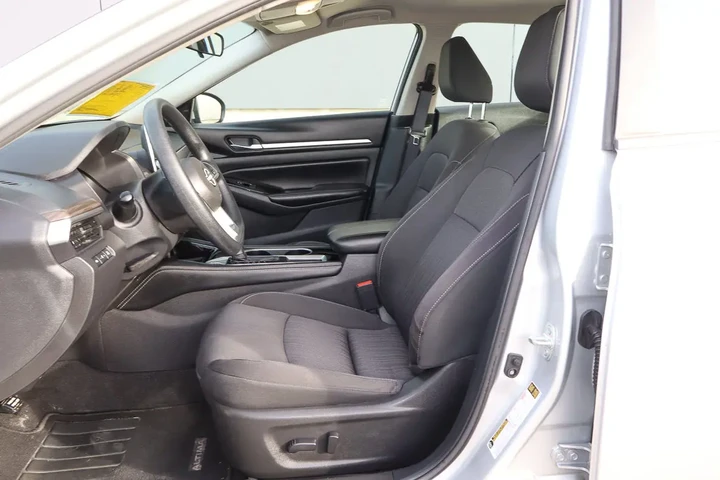 $17288 : 2023 Altima 2.5 SV Sedan image 7