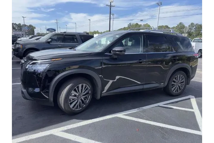 $30677 : Nissan Pathfinder 2023 SL 4d image 1