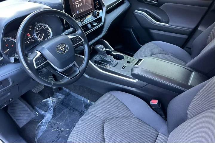 $29998 : Toyota Highlander 2023 L 4dr image 9