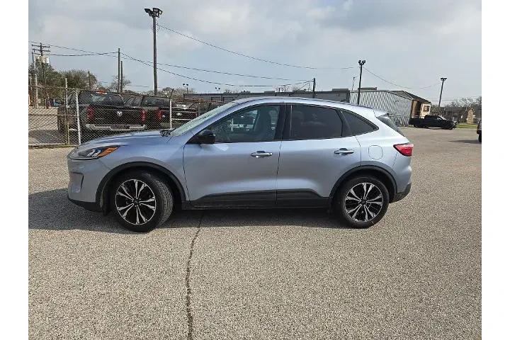 $17983 : Ford Escape 2022 SE 4dr SUV image 2