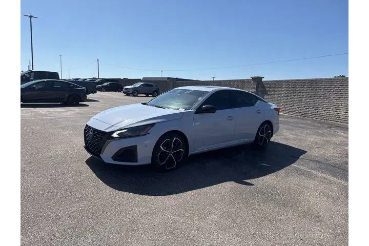 $24982 : Nissan Altima 2023 2.5 SR 4d image 2