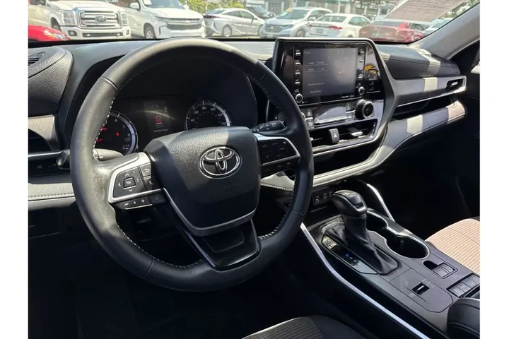 2022 Toyota Highlander LE image 6