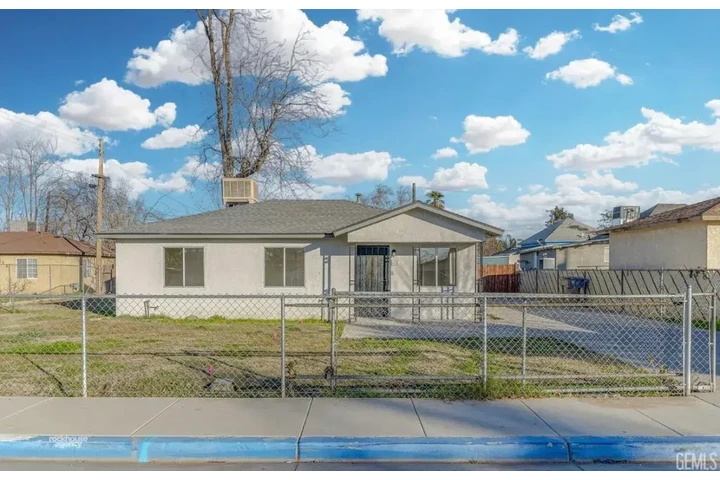 $1075 : Ready to move -in . Available image 1