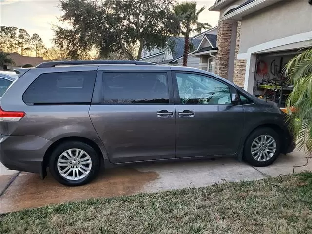 $10000 : 2014 Toyota SIENNA XLE image 3