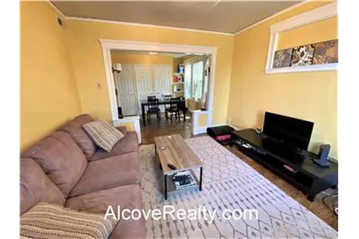 $3900 : Rental property with 3 bedro image 1