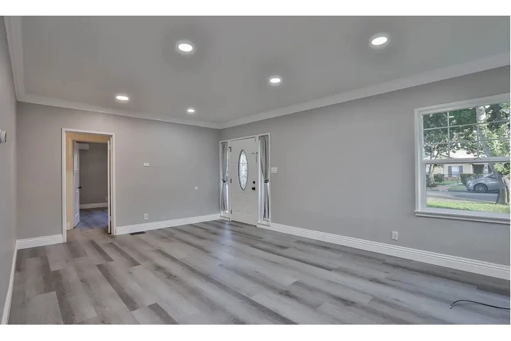 $750 : charming Spanish-style Home image 4