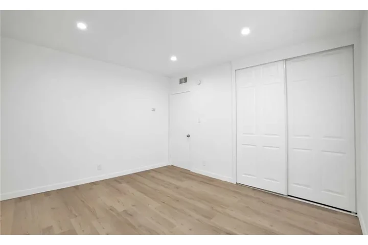 $2395 : 13018 Valleyheart Dr Unit 4 Lo image 4