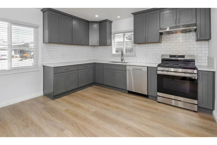 $2100 : Spacious 2 Bedroom House in LA image 4