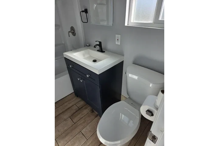 $1100 : About 4010 1/2 Rockwood St Uni image 5