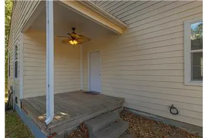 $850 : Rental property with 2 bedro image 2