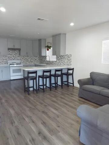 $1500 : Spacious 3-bedroom 2-bathroom image 3