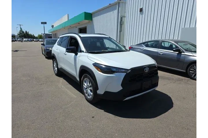 $33900 : Toyota Corolla Cross 2026 LE image 1