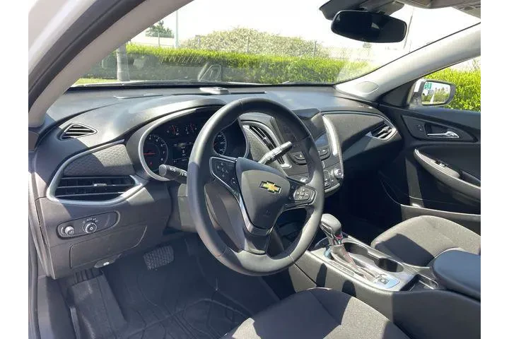 $23888 : Chevrolet Malibu 2024 RS 4dr image 10