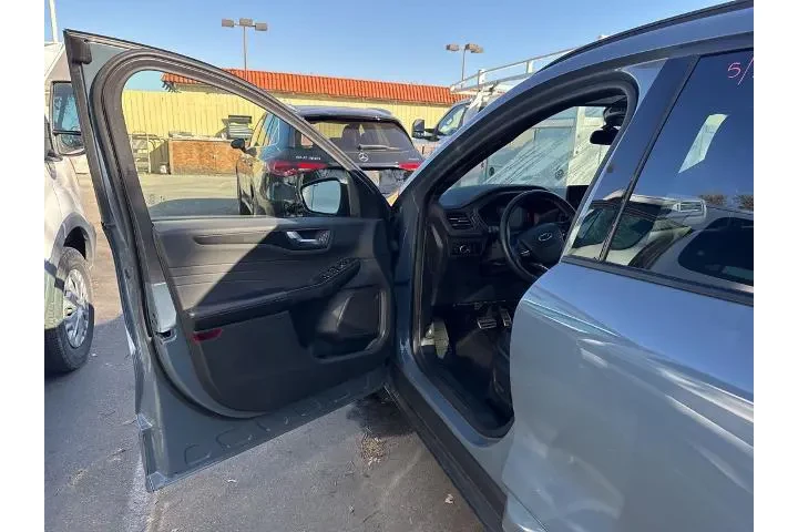 $22054 : Ford Escape 2023 ST-Line 4dr image 8