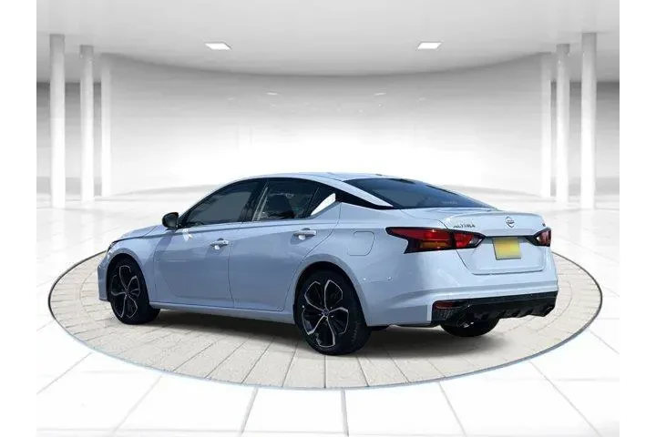 $18288 : Nissan Altima 2023 2.5 SR 4d image 2