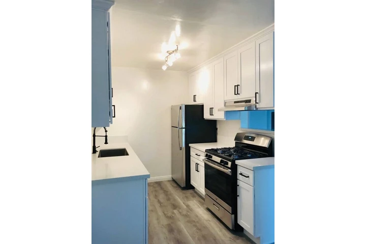 $1950 : 1 Bedroom 1 Bath Upstairs image 9