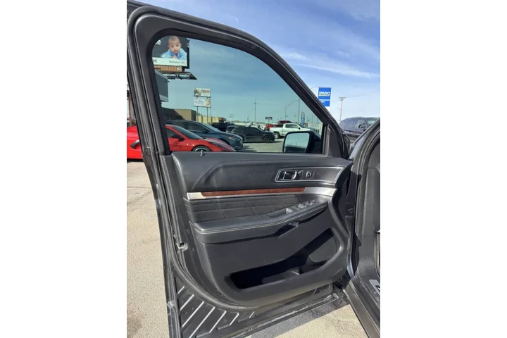 $15850 : 2016 Explorer Platinum image 8