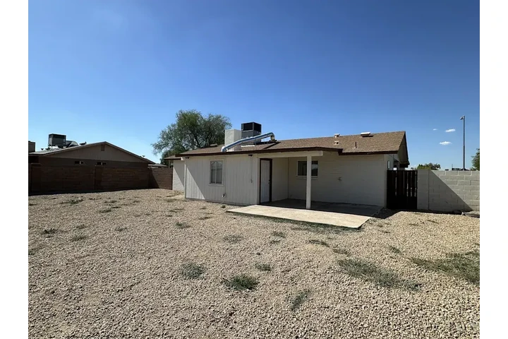 $1000 : 2Bed 1.5Bath Single Home image 2