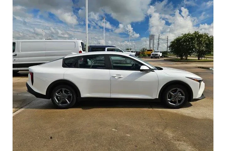$18925 : Kia K4 2025 LXS 4dr Sedan image 2