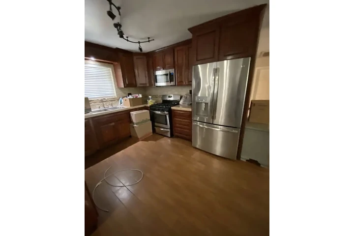 $890 : Beautiful freshly painted home image 3